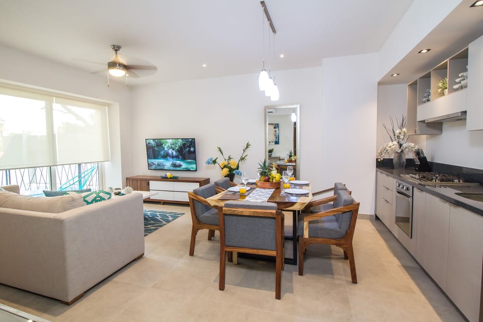 Pavilion 211, Dining room. (MyPvRentals)