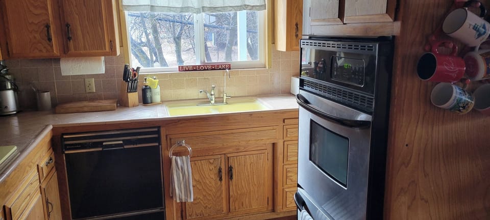 The kitchen has a 4 burner gas cooktop and 24" gas stove.