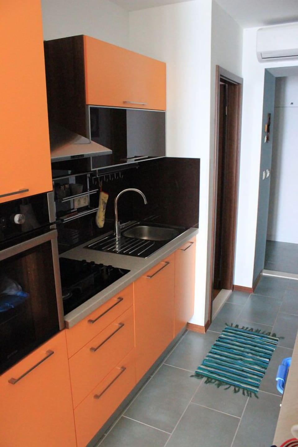 Fully equipped kitchen, with oven, stove, dishwasher, all utensils and cutlery.