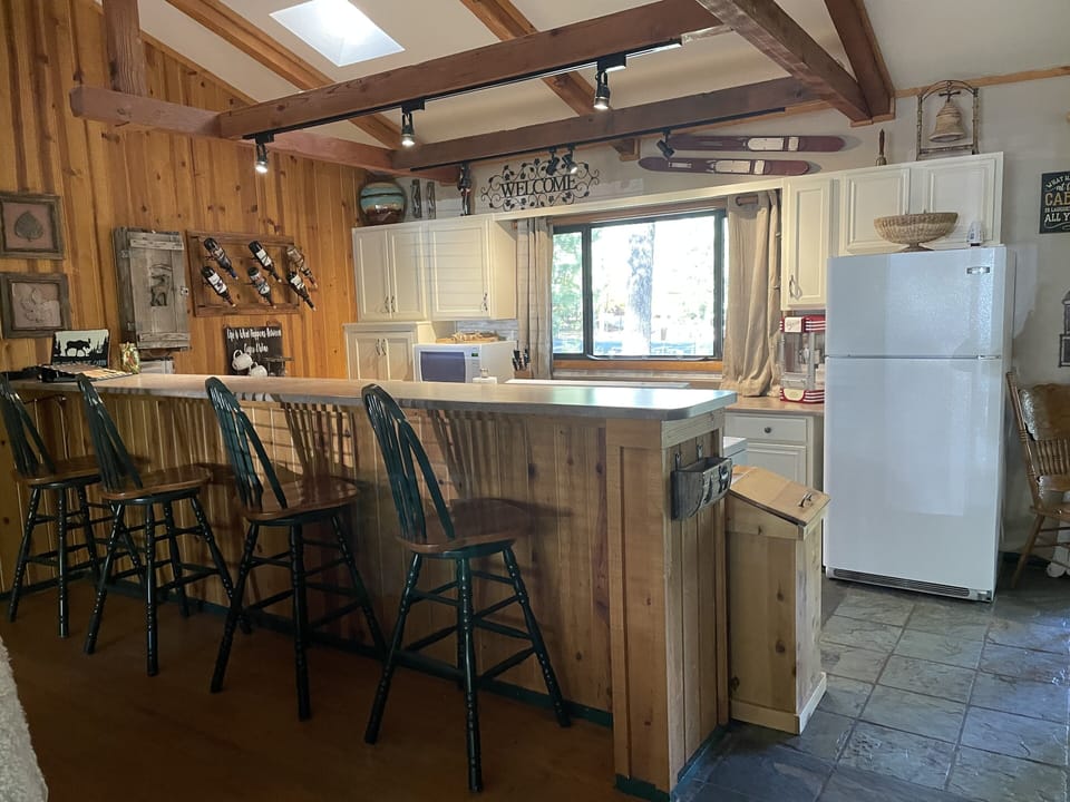 Breakfast bar in kitchen
