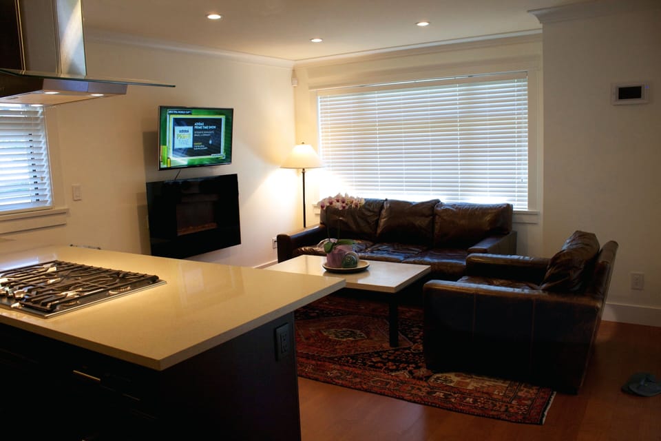 Living Room with Cable TV/WiFi and fireplace