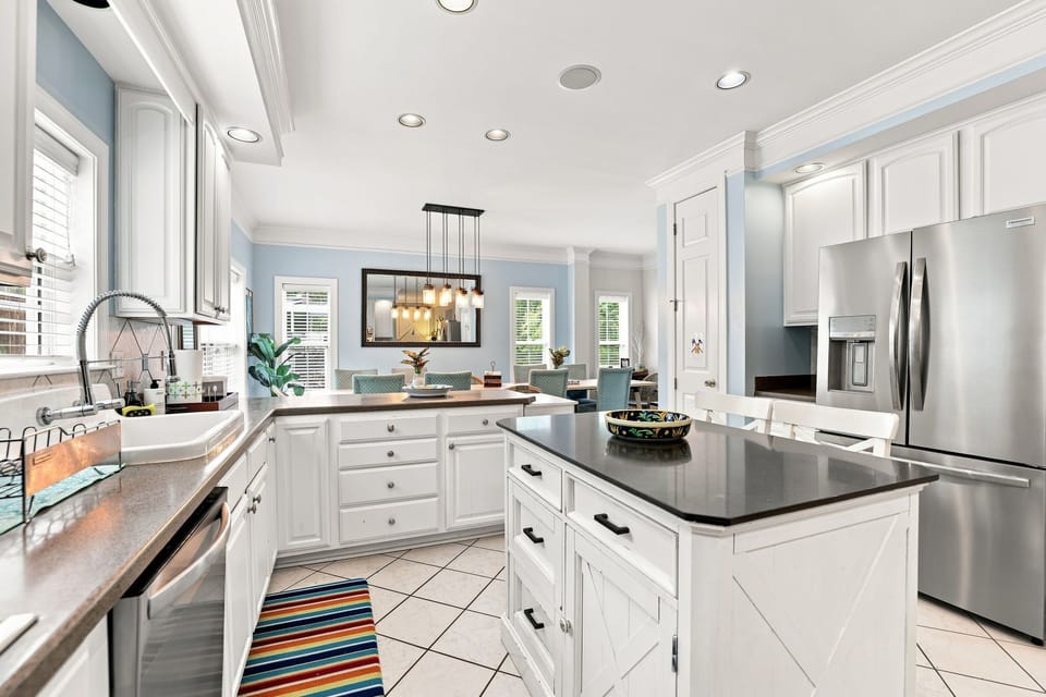 Kitchen - Large island is great for meal prep