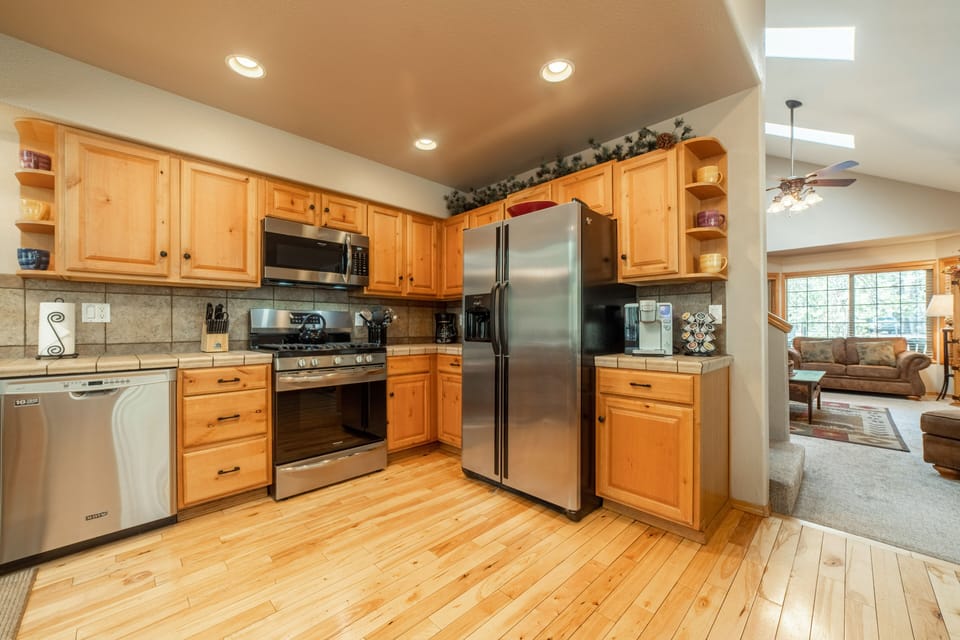 Well Equipped Kitchen / All Stainless Appliances / Hickory Cabinets 