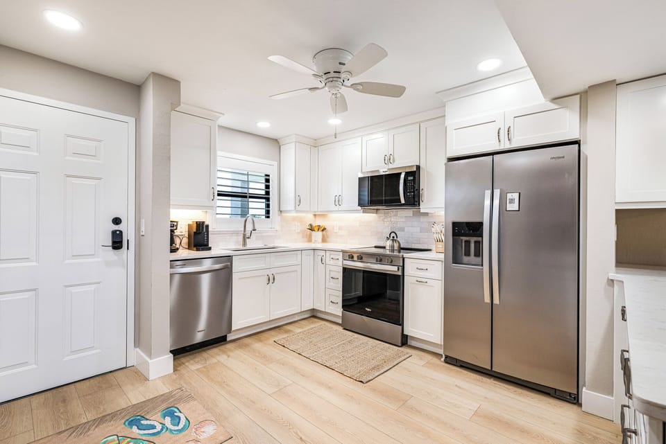 FULL KITCHEN