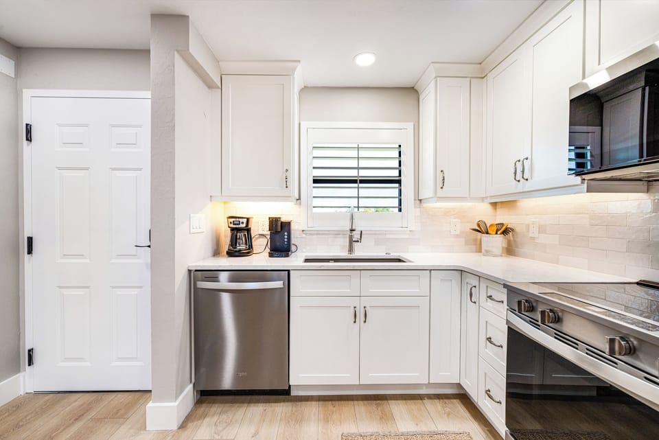 FULL KITCHEN
