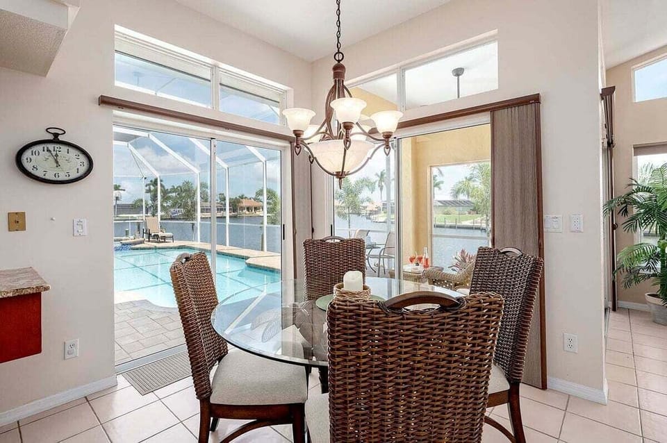 Nook Area with Pool View