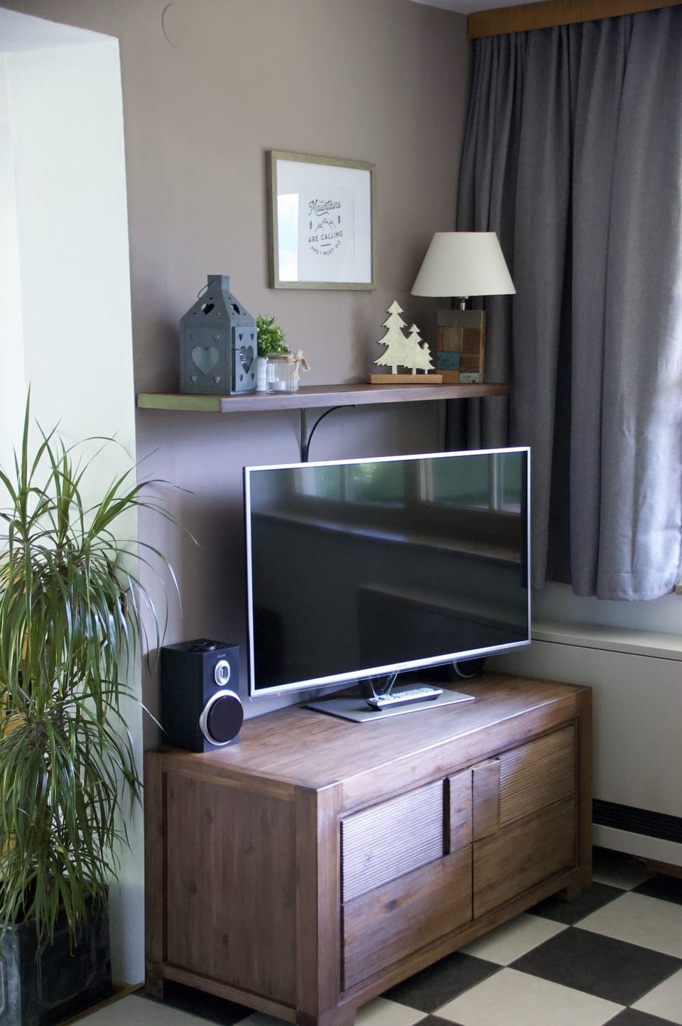 Living room large flat screen TV, with DVD player & stereo