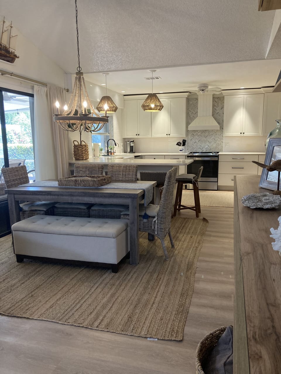 Lots of space, table for 6 + 4 counter seats