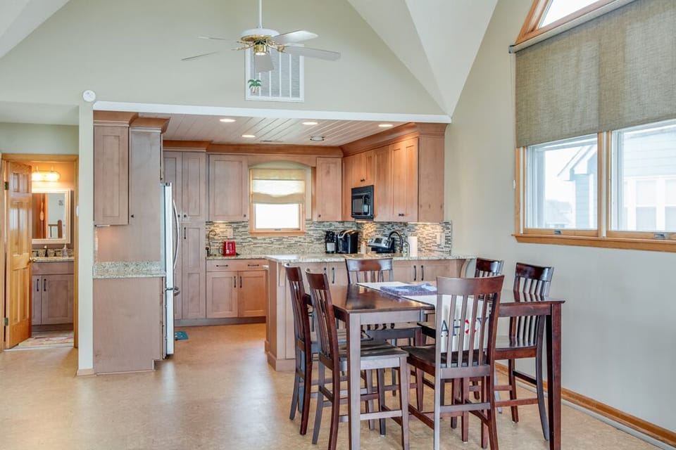 B10: Bay Meadow 10 | Top Level Dining Area