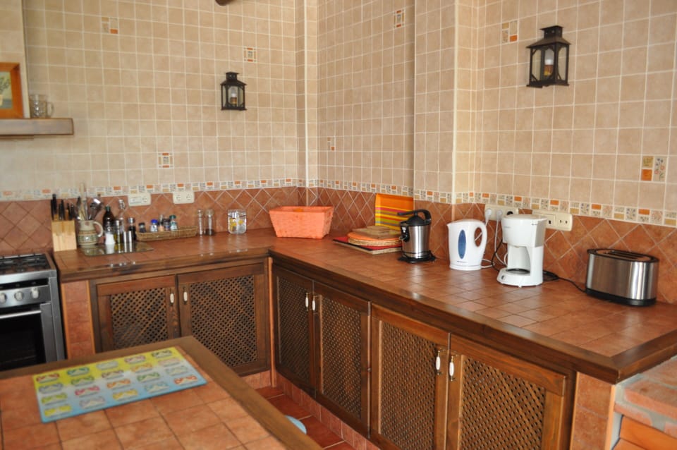Juicer, toaster, coffee maker and kettle's