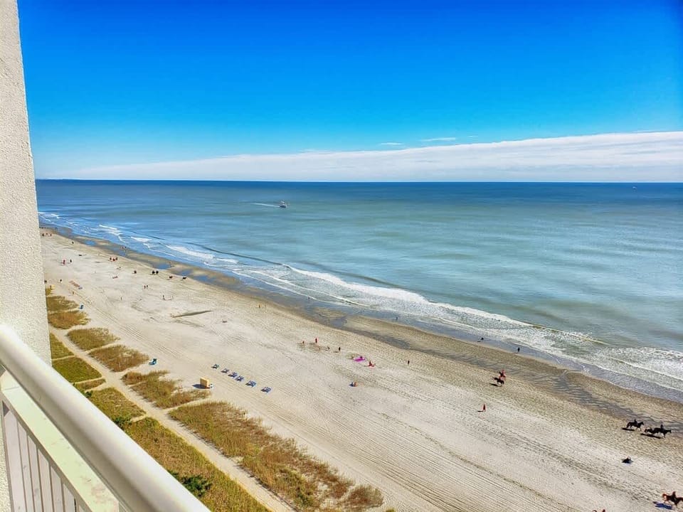 Balcony with Amazing Views of the Ocean