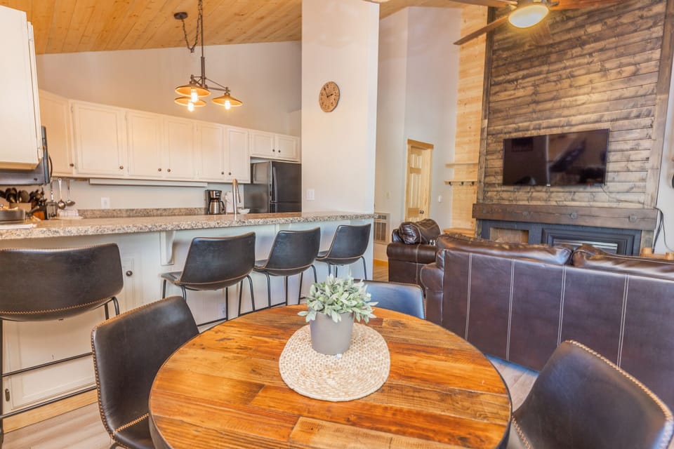 Breakfast bar with seating for four and dining area with seating for four