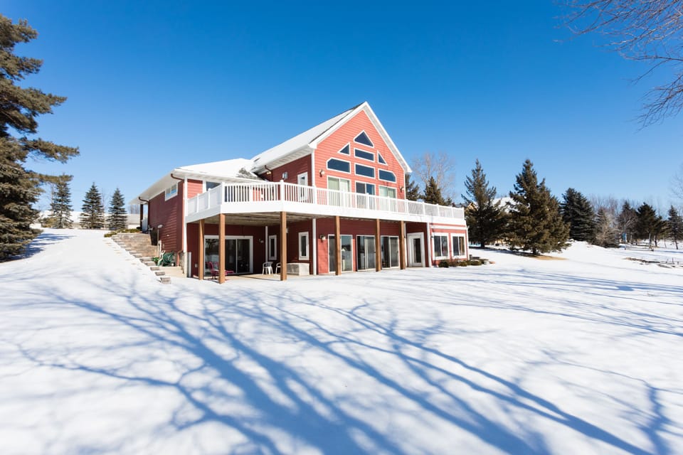 Great place to gather for a winter weekend! Lakeside view.