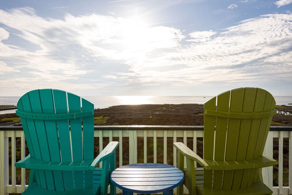 Top floor deck Pamlico Sound view just waiting for the sunsets!