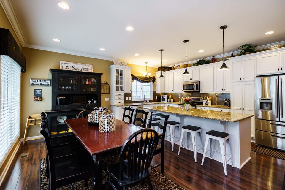 Gorgeous Country Kitchen - 9 foot island, table for 8/table for 6/4 bar seats