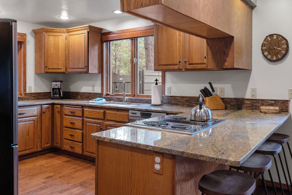 Kitchen and Breakfast Bar