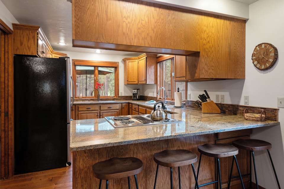 Kitchen and Breakfast Bar