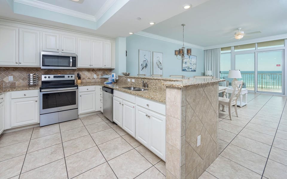 Immerse yourself in culinary creativity in this kitchen, perfect for preparing beach treats and family meals
