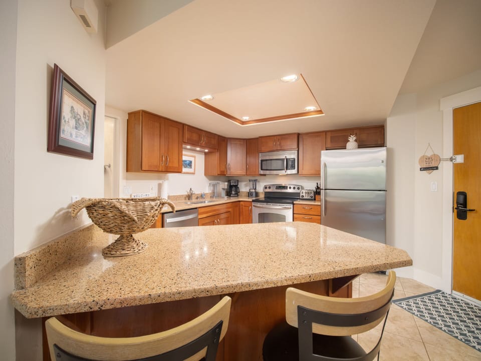 Large island where you can set up your mobile office or extra dining area.