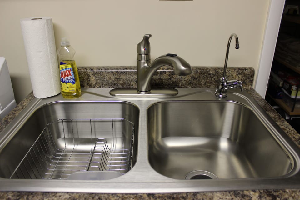 Kitchen sink also includes  an R/O water filtration spigot!