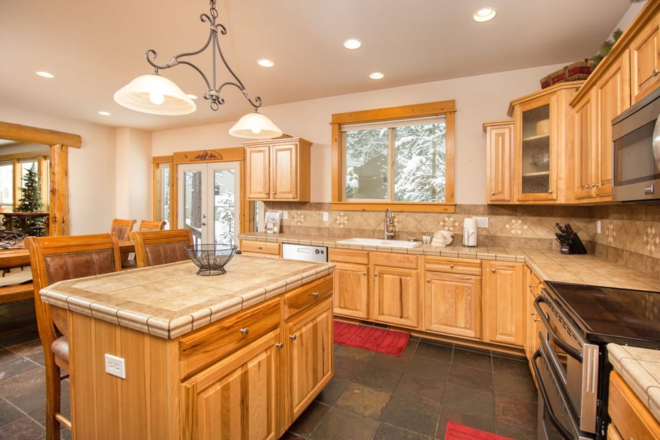 Large Chef's Kitchen / Double Ovens 