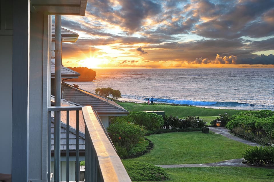 SUNRISE VIEWS OVER KEONILOA BAY