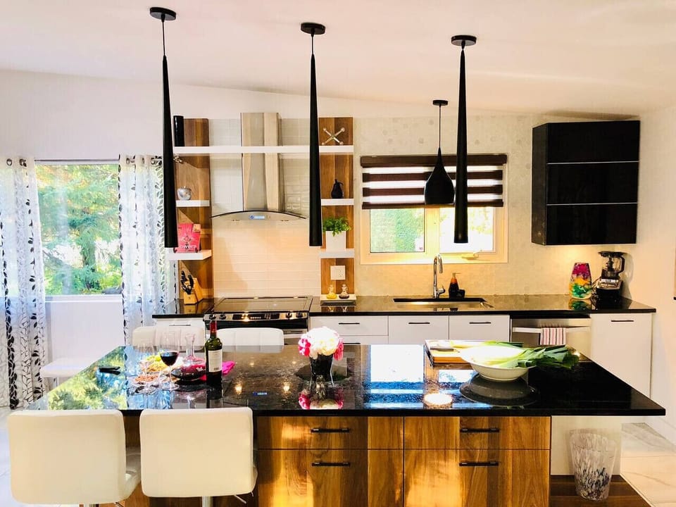Spacious gourmet kitchen fully equipped like home, ideal for cooking and entertaining.