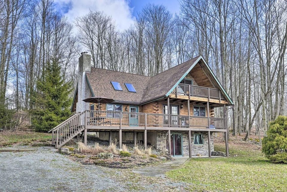 This cozy cabin is located in a quiet and secluded area - perfect for relaxing!
