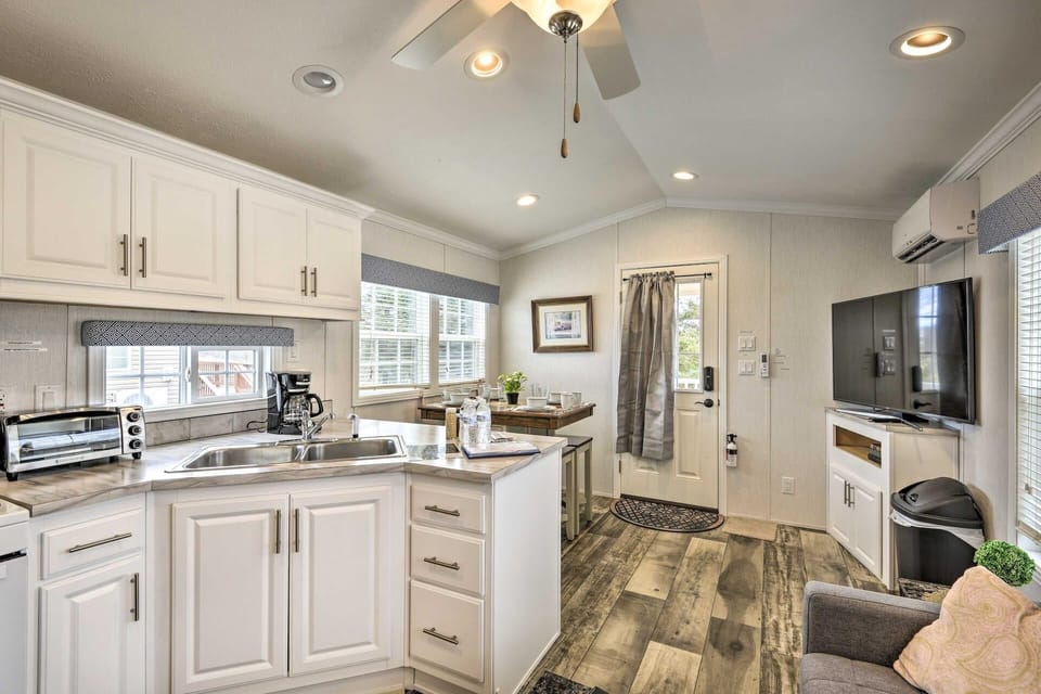 The fully equipped kitchen is perfect for cooking delicious meals!