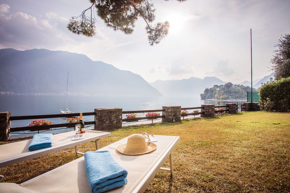 Relax on the sun loungers and take in THAT view! Welcome to "Darsena Ossuccio" 