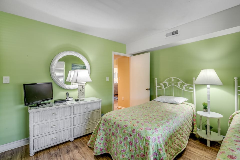 Guest bedroom 1 with two twin beds