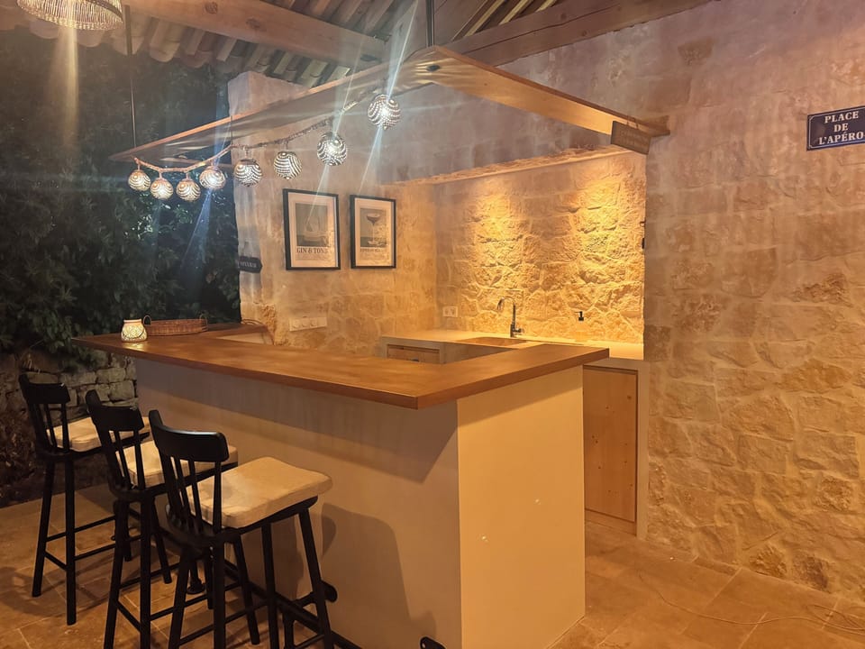 Bar in pool house