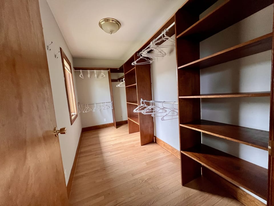 PRIMARY BEDROOM/EN-SUITE BATH: Sleeps 2 - queen bed, upper level, walk-in closet