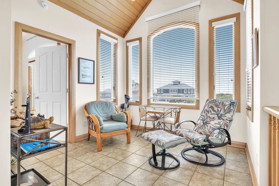 Upstairs Breakfast Area - South