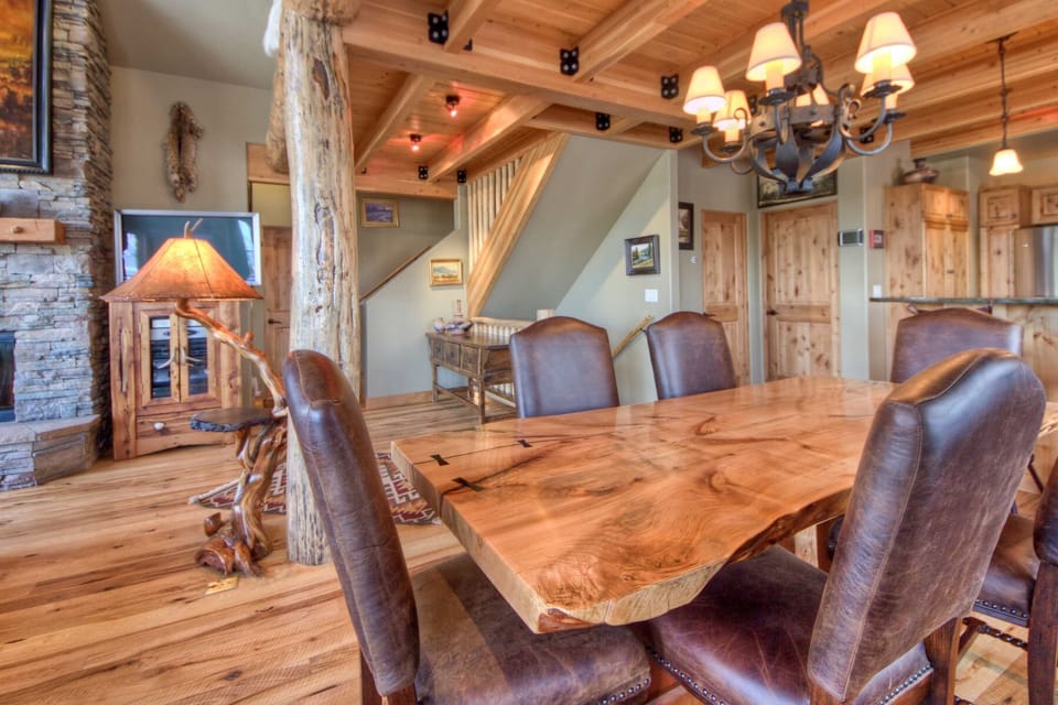 Dining table for 8+ open to kitchen, living room, views