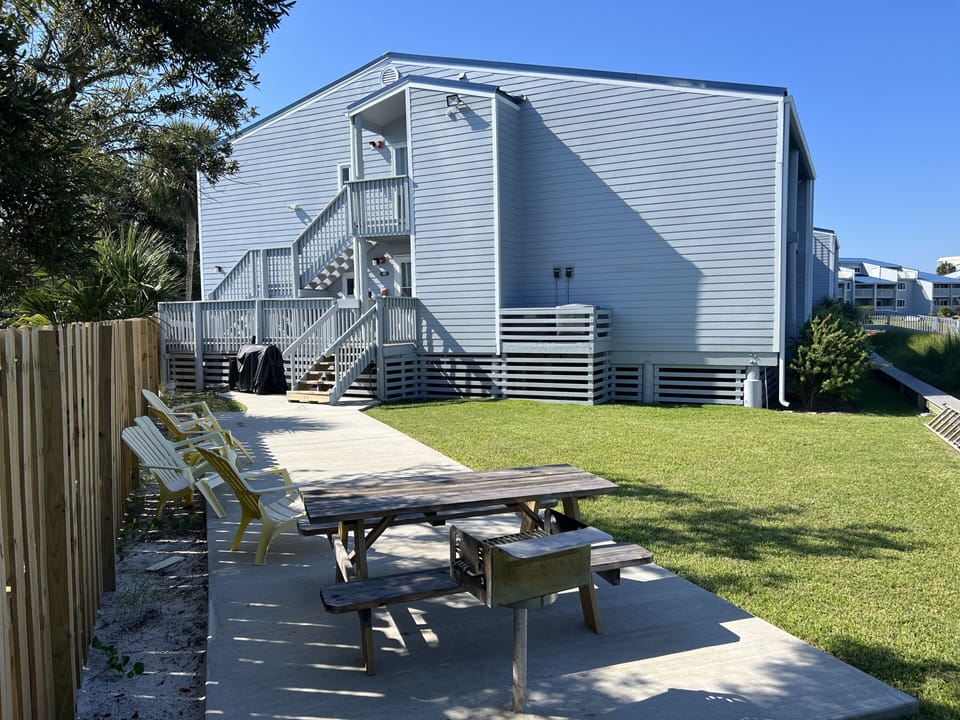 Patio with grill by A-11.