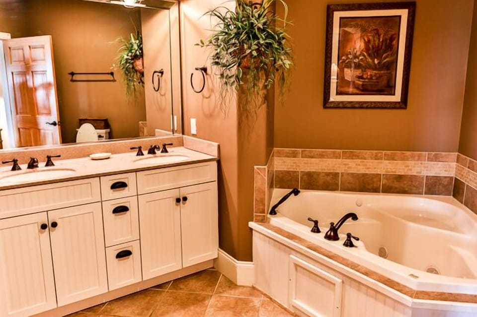 Master bedroom bathroom
spa style