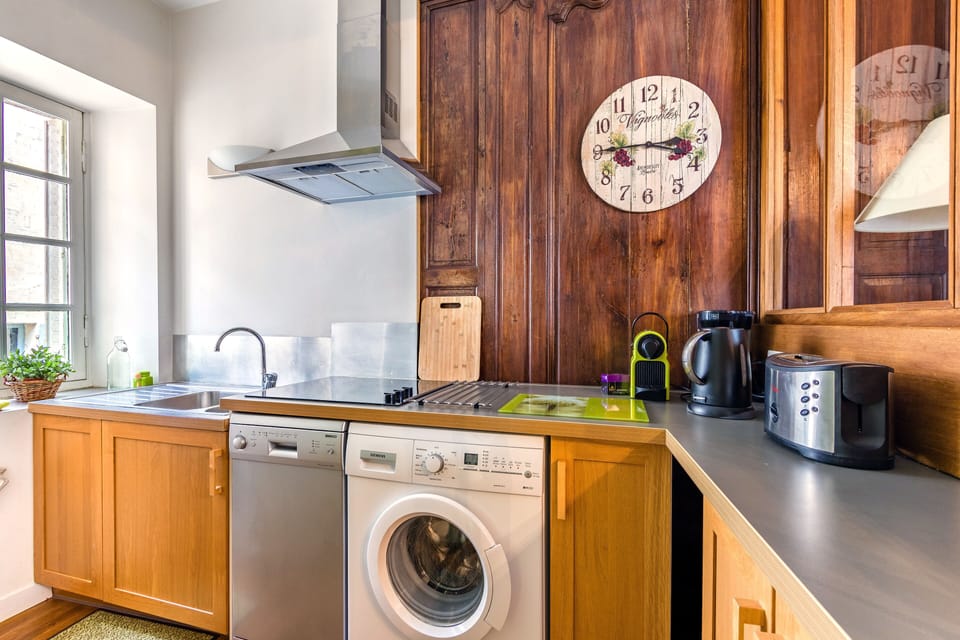 Fully equipped kitchen. With nespresso machine, wine bar, dishwasher...