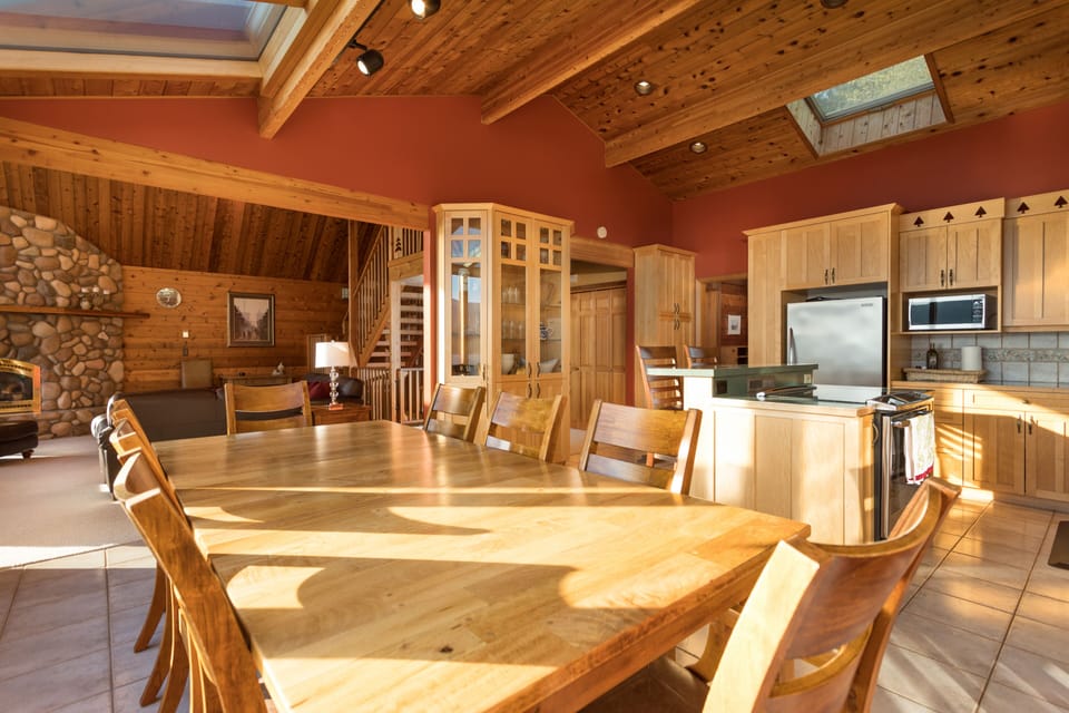 Kitchen / dining / main floor living room