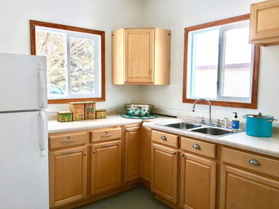 KITCHENETTE: opens out to back yard for quick &easy hot tub & pool access