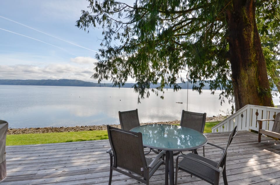 A beautiful place to dine!  Oysters in the background. 