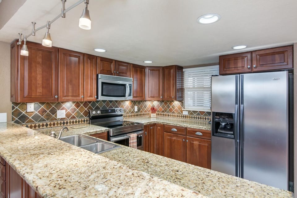 Beautiful stainless appliances and granite countertops. Plenty of work lighting.