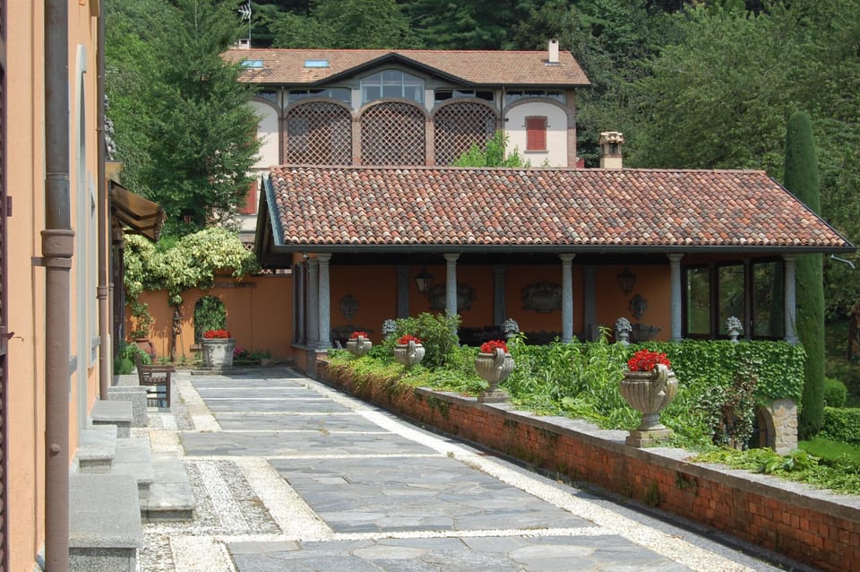 View of the side of the house with the portico, ideal for outdoor dining