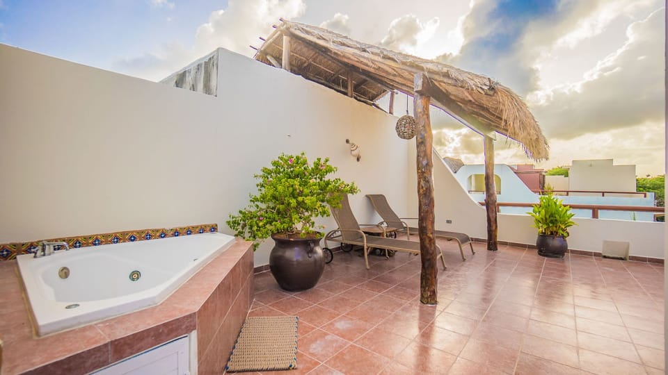 Outdoor spa tub