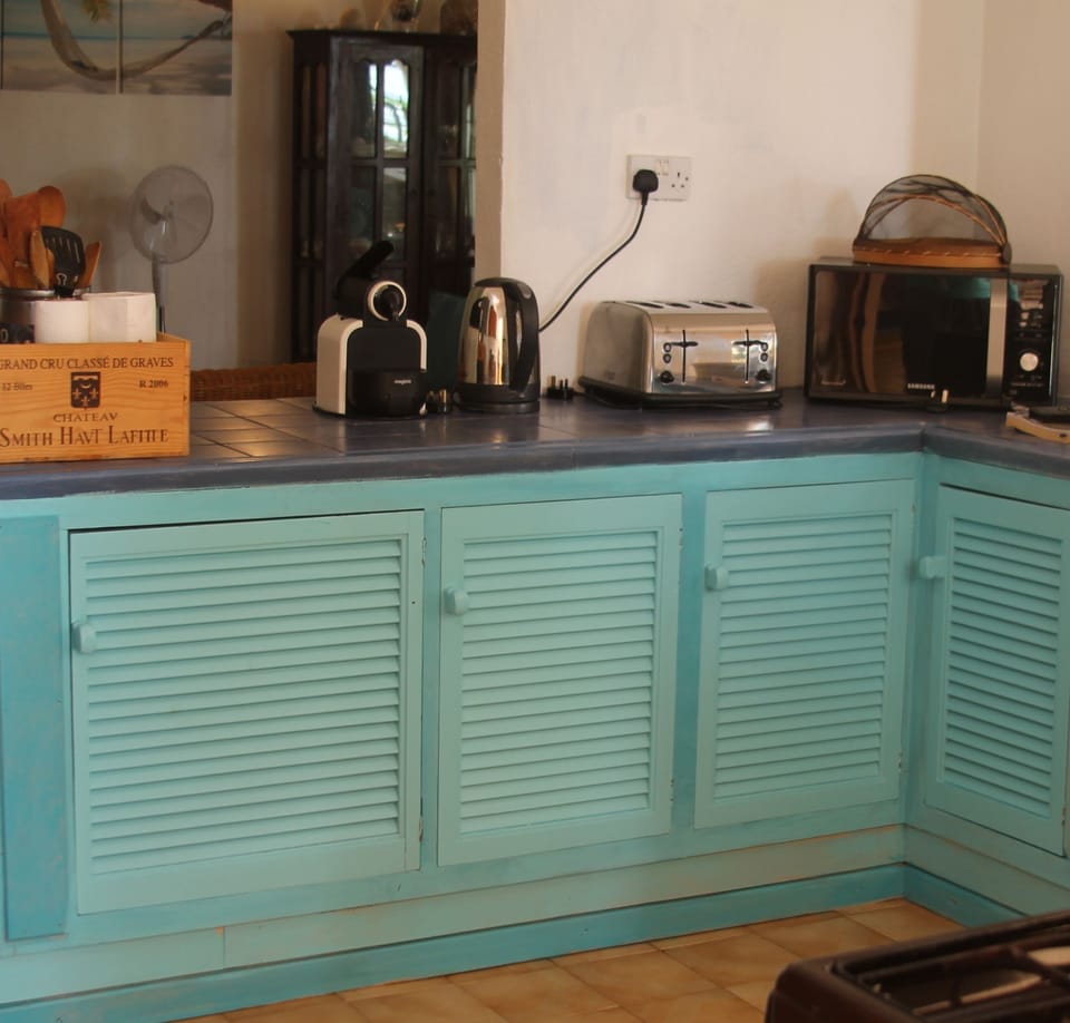 Fully equipped kitchen: large fridge/freezer, nespresso, micro, oven + gas hobs
