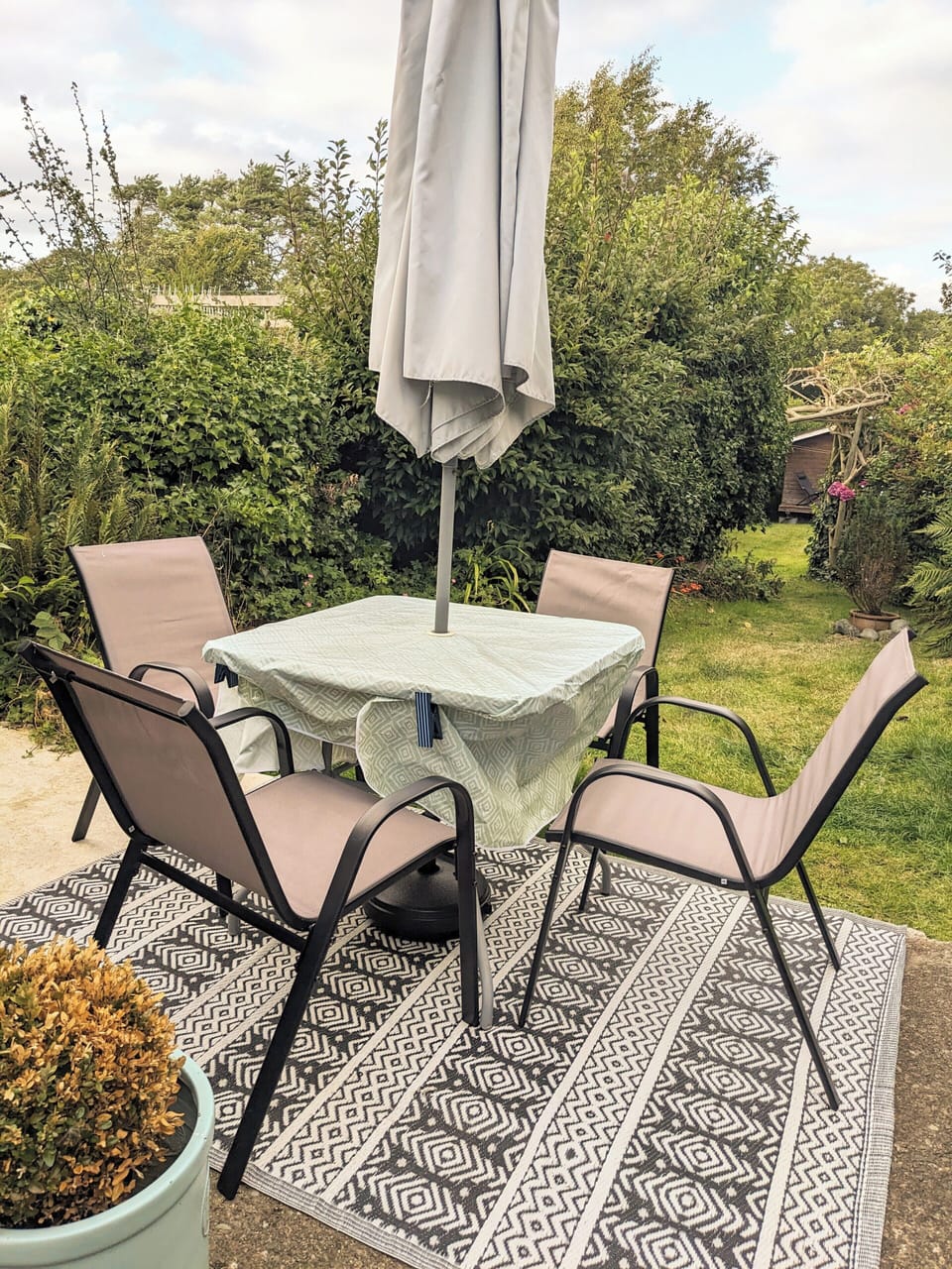 Outdoor dining for 4 people, parasol & decking 