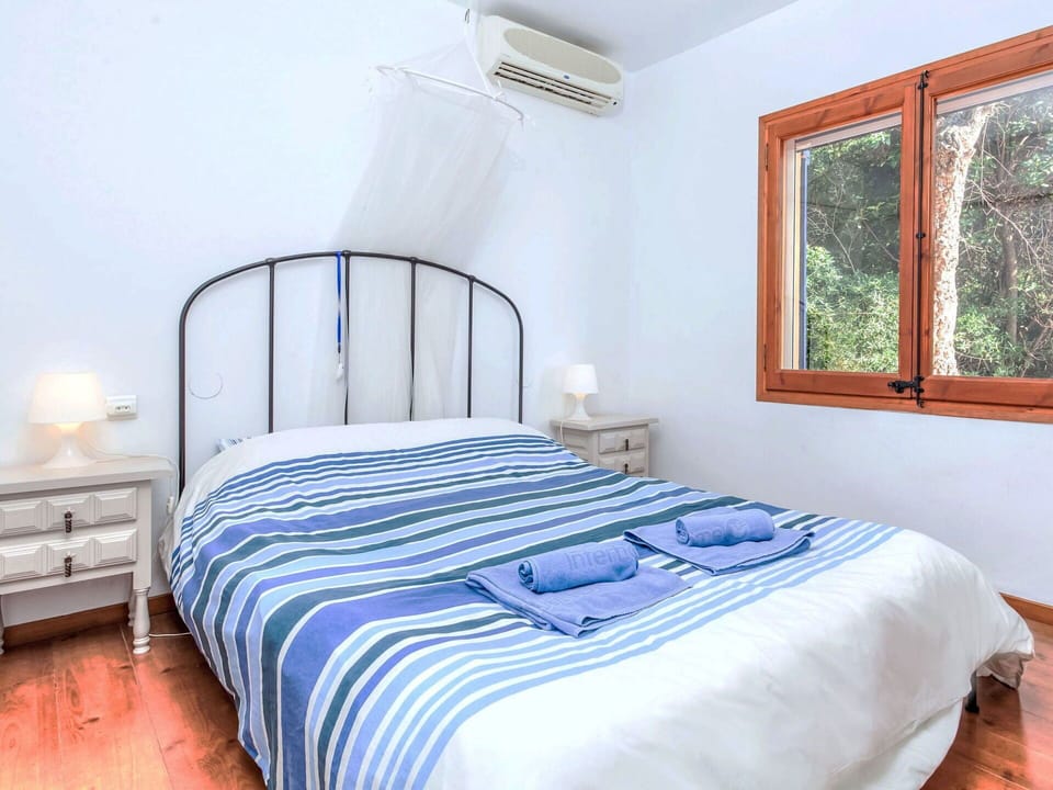 Bed, Furniture, Bedding, Bedroom, Interior Design, Bed Sheet, Wall, Floor, Flooring, Wood
