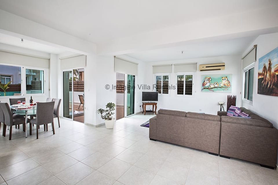 Open-plan living room, kitchen and dining area