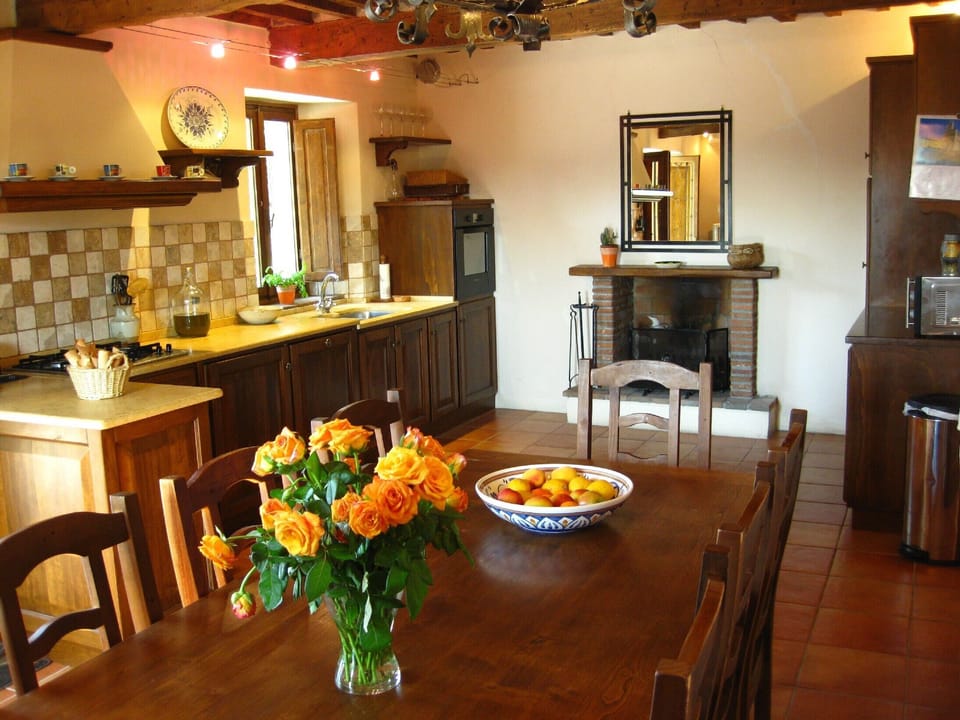 The fully equipped kitchen/diner.