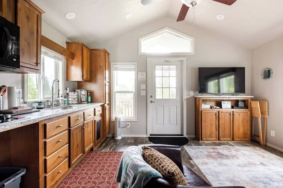 CreekSide Cabin living room and kitchen